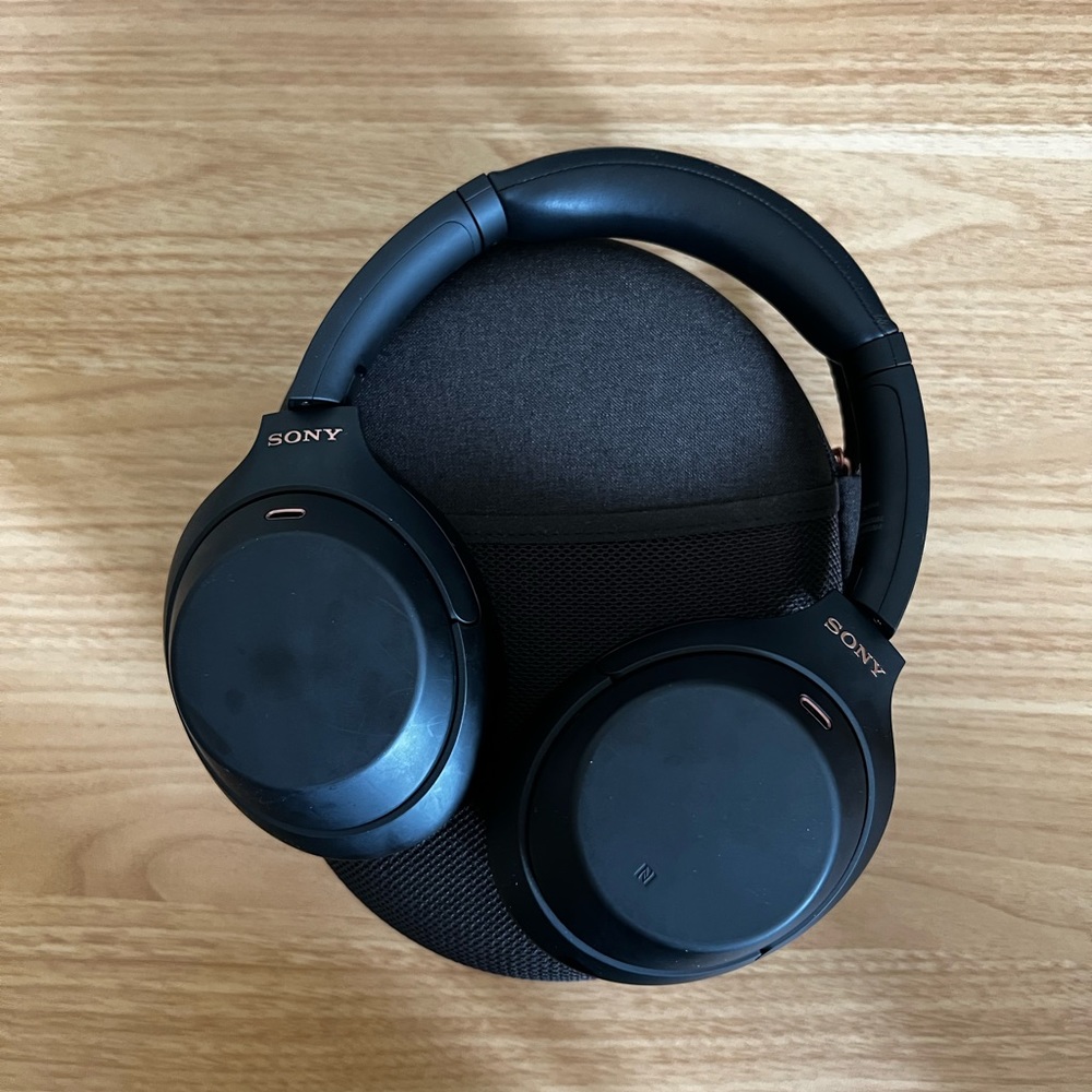Sony WM1000-XM4 Black headphones